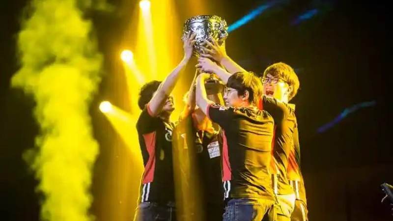 篮球直播中进攻犯规与防守犯规如何区分